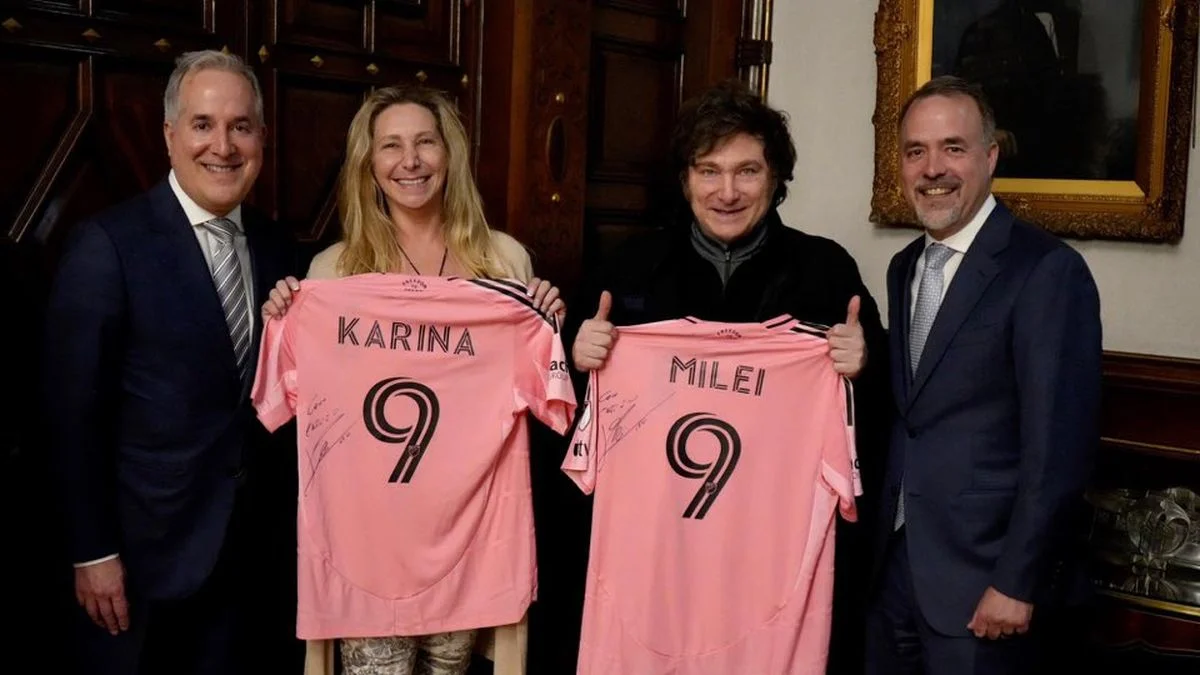 Los Milei recibieron al dueño del Inter Miami y recibieron camisetas firmadas por Lionel Messi