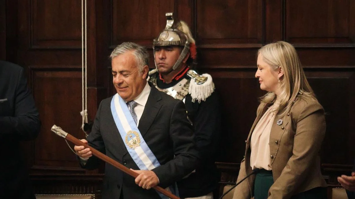 Legislatura: Pasillos colmados, los ausentes y el ritmo de los aplausos al discurso de Cornejo