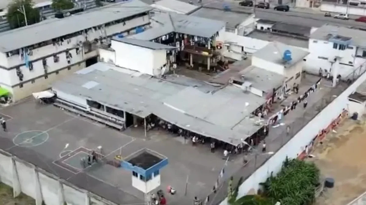 Motín en una cárcel de Ecuador dejó al menos 27 presos muertos por asfixia