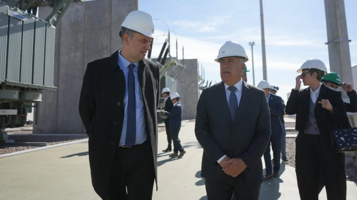 Cornejo recibió a Adorni para inaugurar un parque solar mientras en la Rosada corrían versiones de renuncia