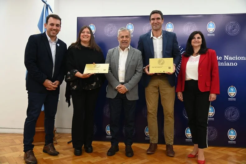 Emir Andraos, intendente de Tunuy&aacute;n, junto a Alfredo Cornejo, de quien espera definiciones sobre las elecciones.