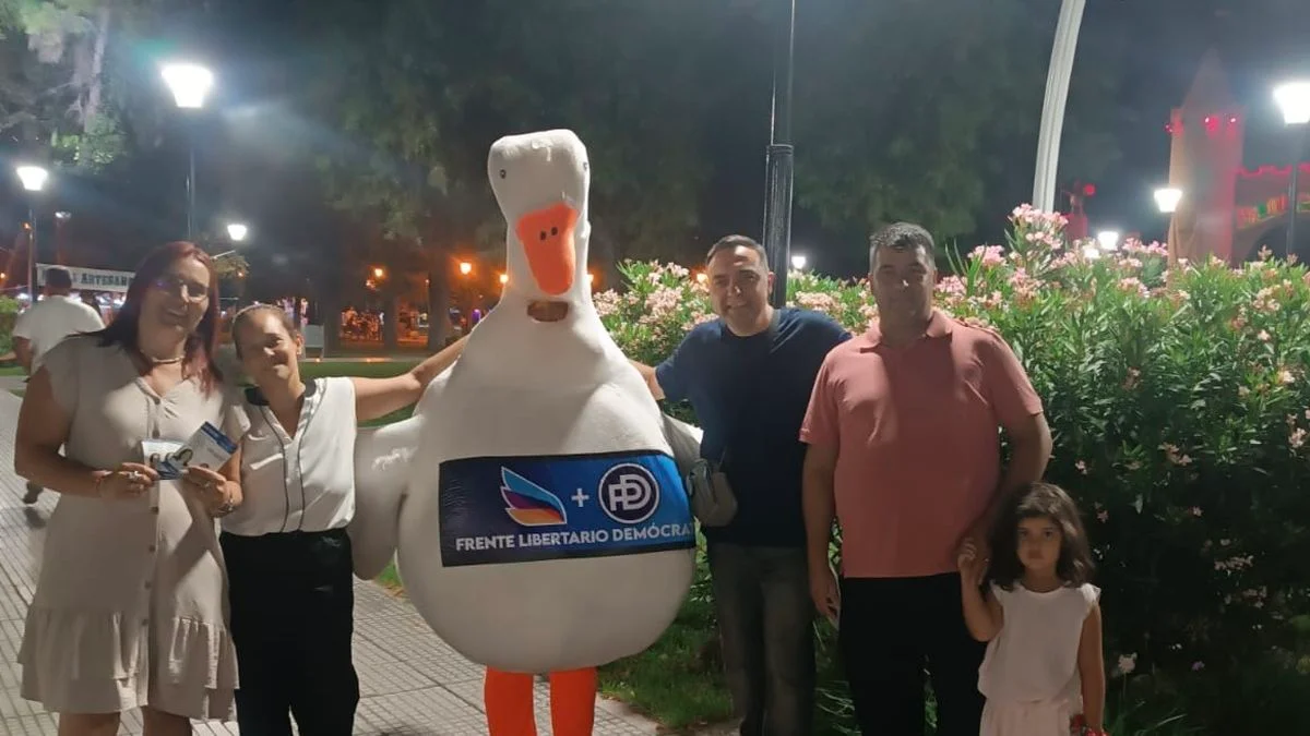 Animales en campaña: el frente Demócrata Libertario sacó un ganso a la calle