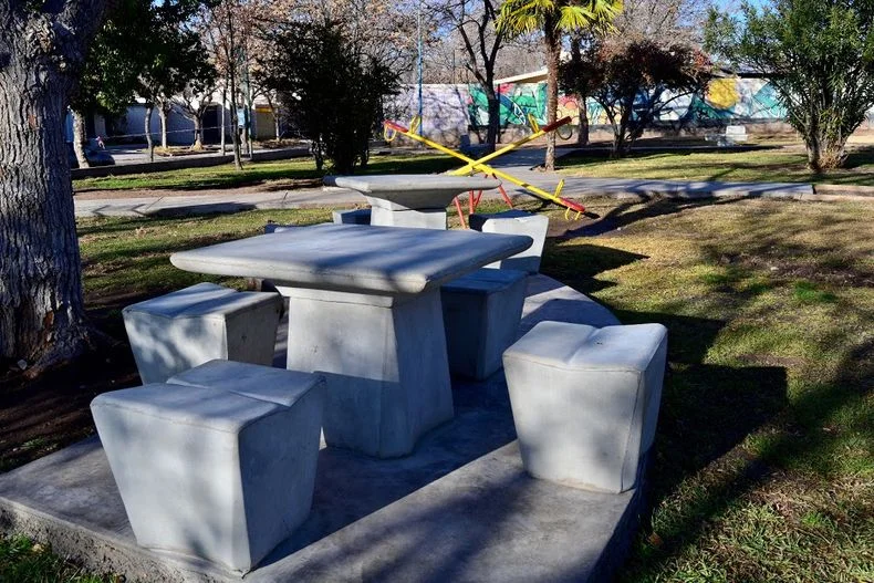 La remodelación de la plaza incluyó nuevo mobiliario y más juegos. 