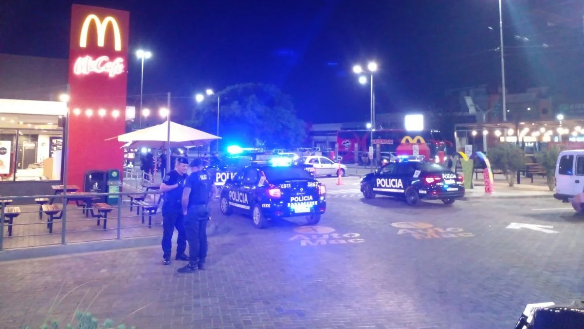 Una riña entre varios jóvenes provocó un amplio despliegue policial en el Mc Donald's de la Terminal