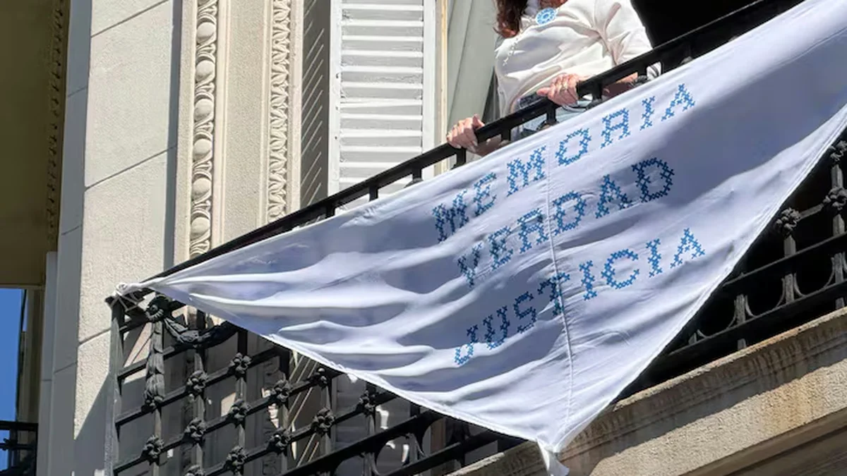 Bandera, balcón y militancia: Cristina Kirchner con un mensaje por el aniversario del golpe militar
