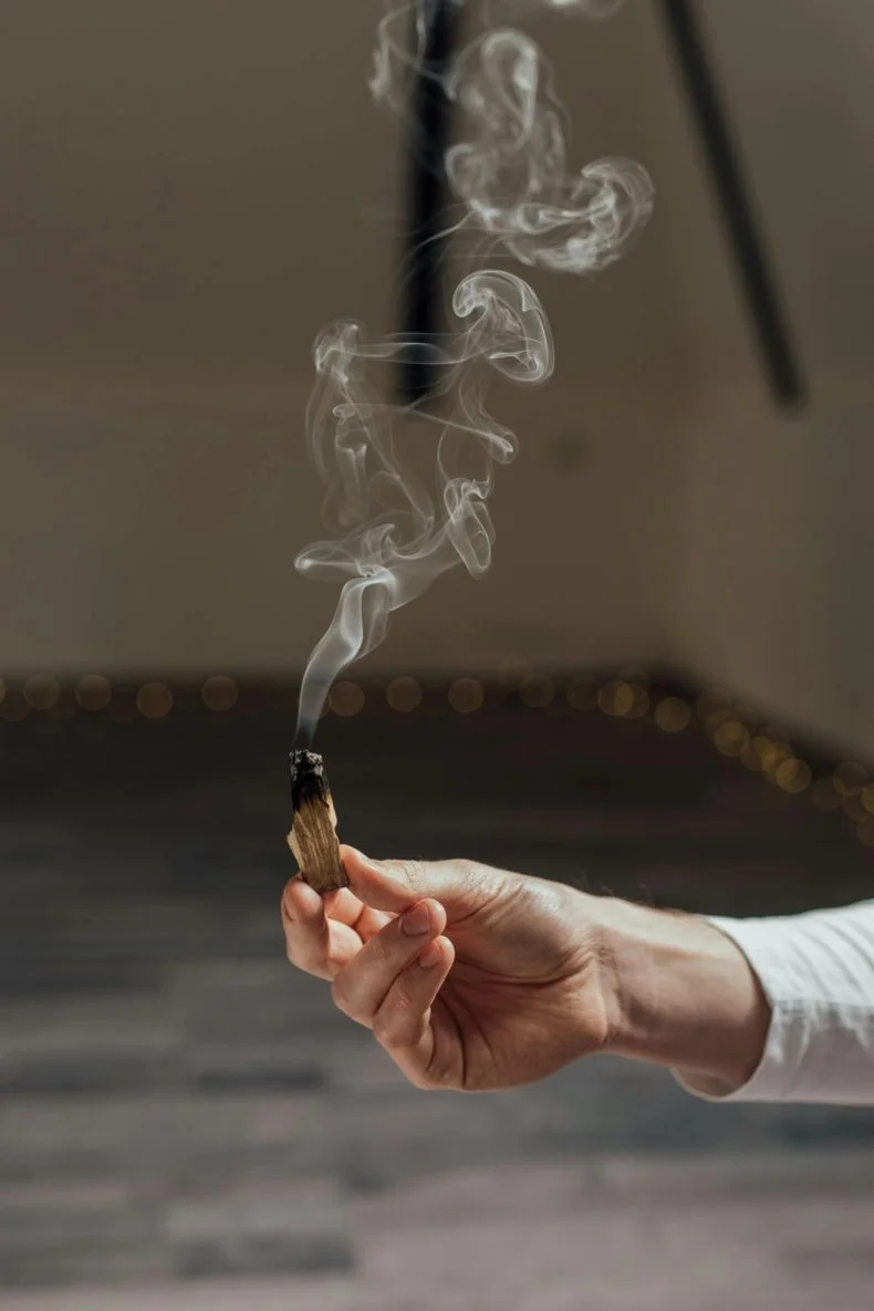 La limpieza energ&eacute;tica se har&aacute; con sahumerios y Palo Santo.&nbsp;