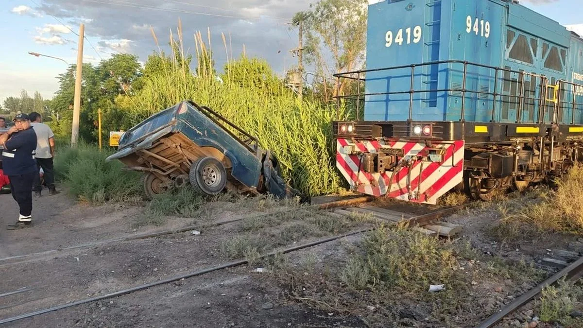 Impactante accidente en Junín: un tren arrolló a una camioneta y dejó varios heridos