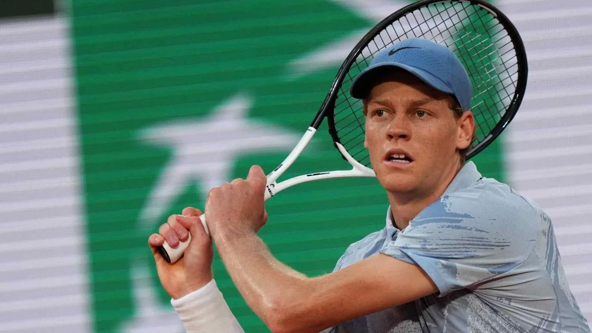 Jannik Sinner debutó con victoria en Roland Garros: la legendaria de Novak Djokovic que persigue