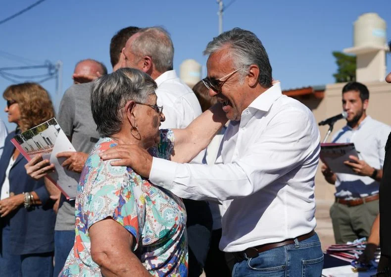 Alfredo Cornejo junto a vecinos de San Martín que recibieron las llaves de su casa. 