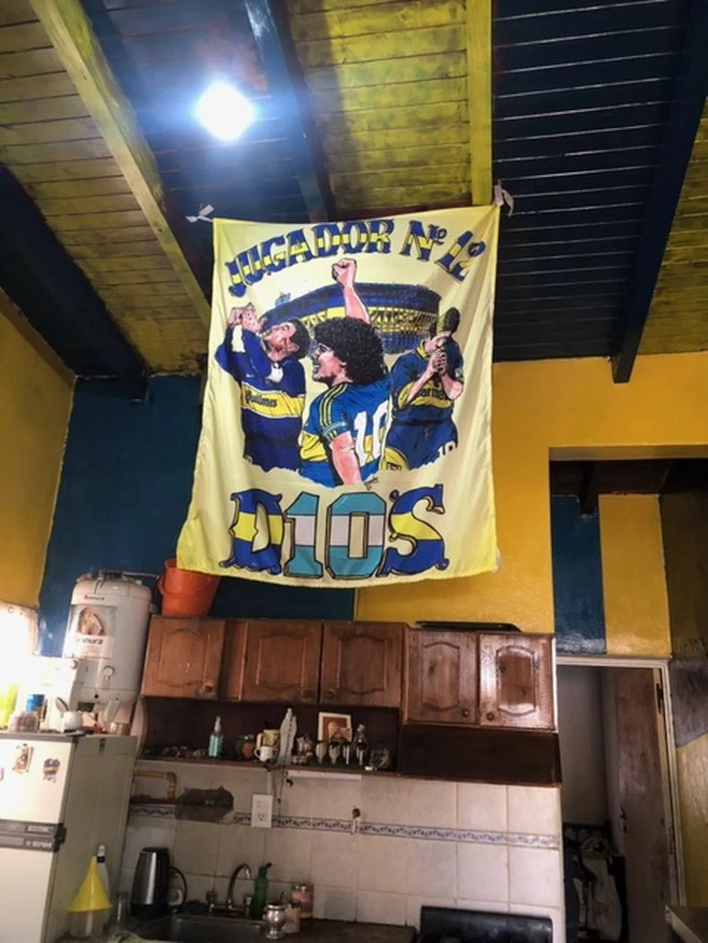 Su amor por Maradona en una bandera.