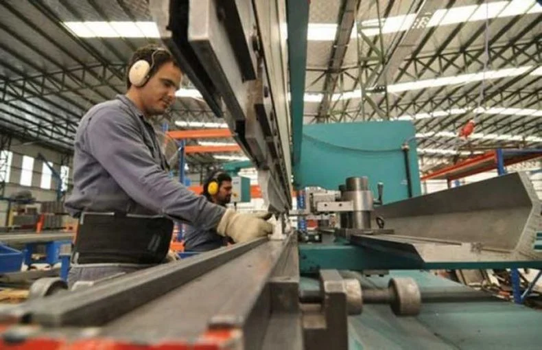 Las empresas podrán contratar a empleados pagando menos aportes, según oficializó el Gobierno. 