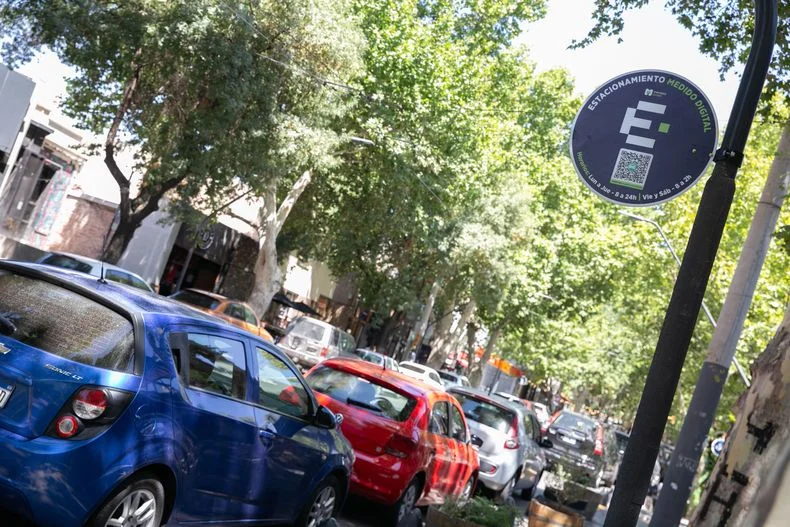 En algunas de las calles de la Ciudad, se implement&oacute; el estacionamiento medido digital.