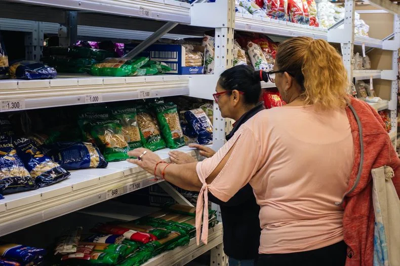 El consumo no repunta en Argentina: el plan de Javier Milei destruye los salarios. 