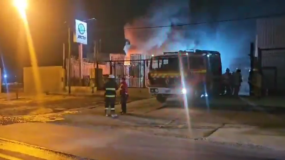Importante incendio en Guaymallén: se prenden fuego agroquímicos y piden arena para combatir