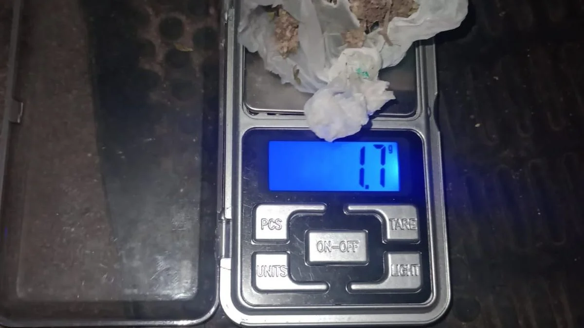 Una joven caminaba por Parque Norte cuando le incautaron un paquete con cogollos de cannabis