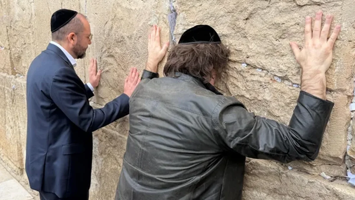 Javier Milei llegó a Israel, pasó por el Muro de los Lamentos y tendrá una intensa agenda con Netanyahu