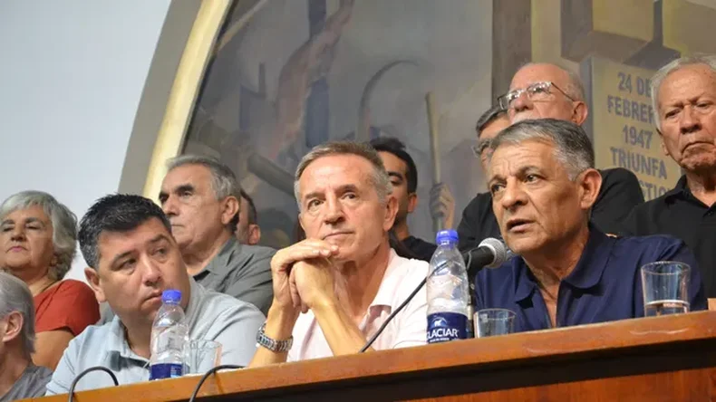 El triunvirato de la CGT apunta a la crisis del servicio m&eacute;dico para los trabajadores asalariados.