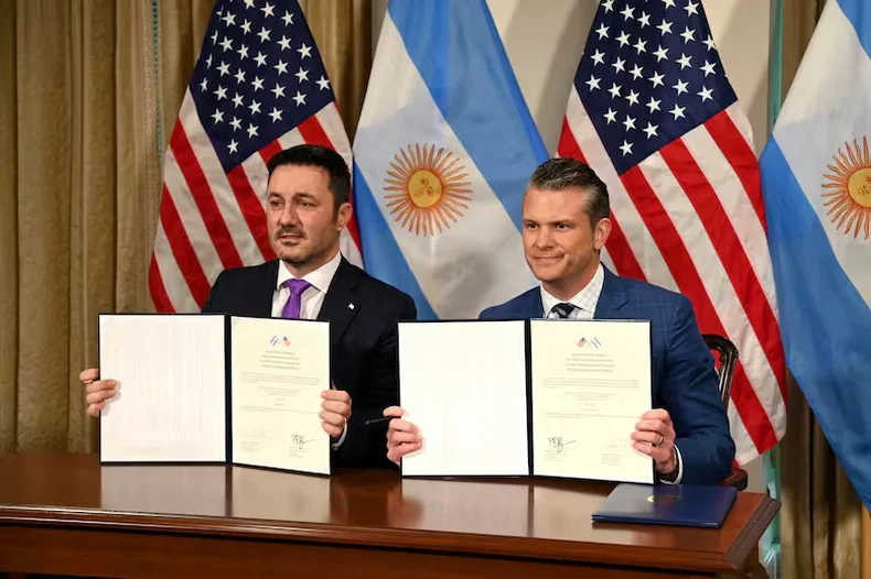 Luis Petri junto al secretario de Defensa norteamericano, Pete Hegseth.