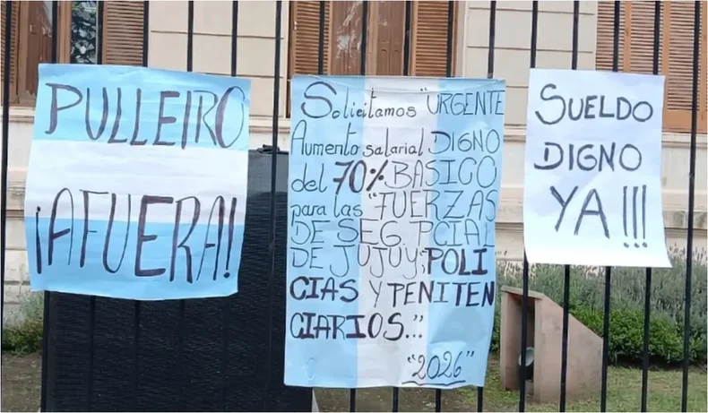 Carteles que reflejan el malestar pol&iacute;tico. / Jujuy al Momento