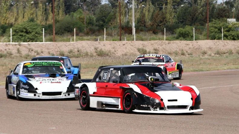El Ford de Maggini encabeza el pelotón del TC Cuyano.