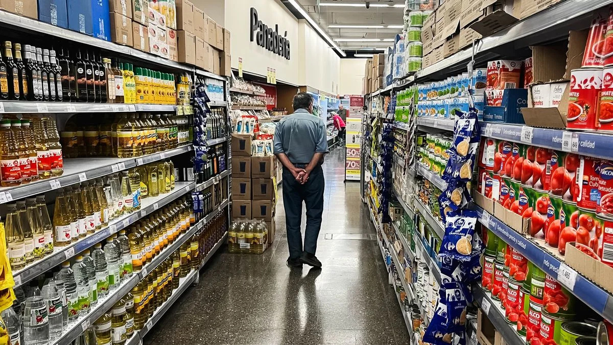 Caputo dice que los supermercados rechazaron aumentos de precios de hasta 12%