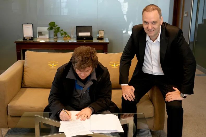Javier Milei y el jefe de Gabinete, Manuel Adorni, durante la firma del proyecto de reforma laboral. 