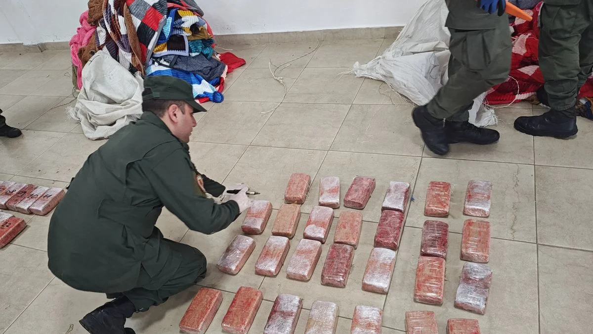 Fotos y video: detienen a una mujer que viajaba a Mendoza con más de 50 kilos de marihuana oculta en mantas