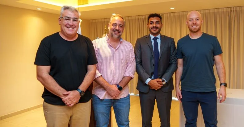 Los intendentes Mat&iacute;as Stevanato (Maip&uacute;) y Esteban Allasino (Luj&aacute;n) junto al titular del gremio gastron&oacute;mico, Emiliano Tejada.&nbsp;