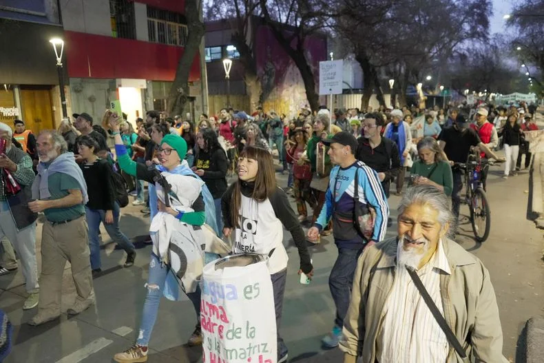 La marcha contra Sam Jorge terminó en graves incidentes. Videos y testimonios contradicen la versión oficial.  