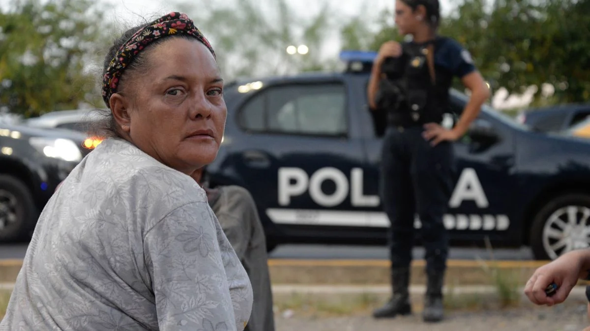Mientras personas en situación de calle hacían una asamblea, la policía aprovechó para tirarles sus frazadas