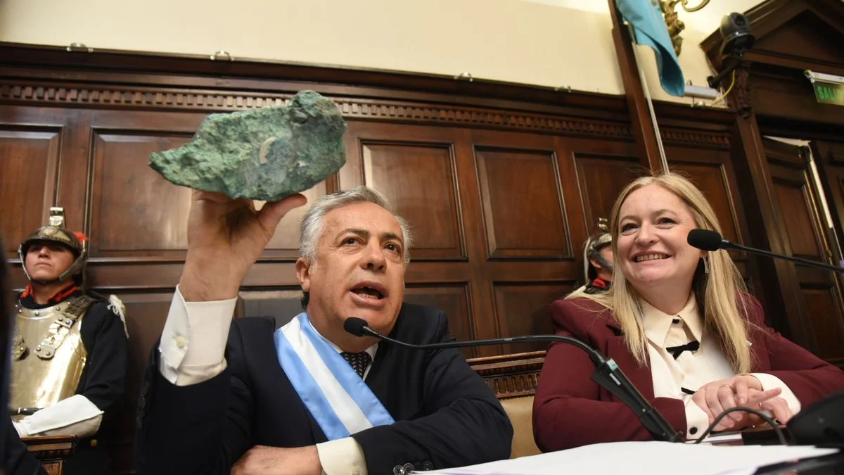 Con una piedra y una botella, Cornejo improvisó una arenga por la megaminería de cobre