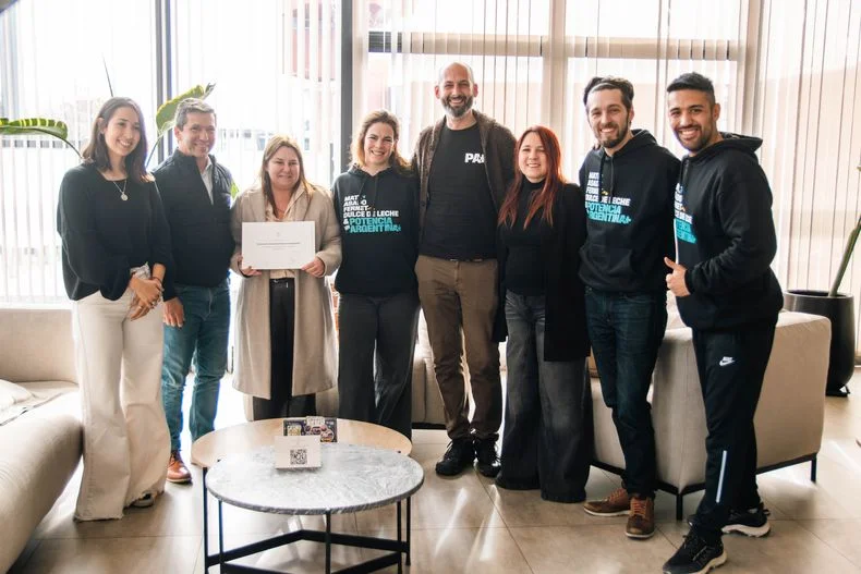 Santiago Berm&uacute;dez, director ejecutivo de Potencia Argentina junto a la diputada Evelin P&eacute;rez y Josefina Canale, funcionaria provincial. Adem&aacute;s est&aacute;n Florencia D&eacute;cima (extremo izquierdo) y Nicol&aacute;s Deblasi (extremo derecho), los mendocinos que participaron de la formaci&oacute;n.