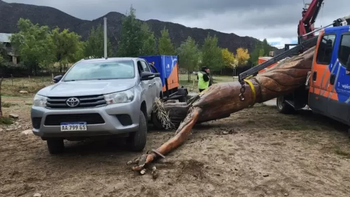 Manzano Histórico: reemplazaban el Cristo, volcaron y la escultura cayó sobre un camión