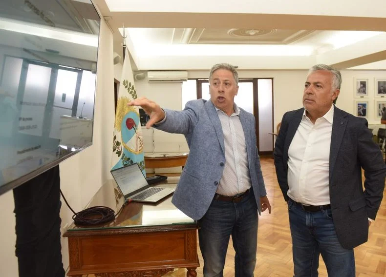Roberto Reta, director general de Contrataciones y el gobernador Alfredo Cornejo.&nbsp;