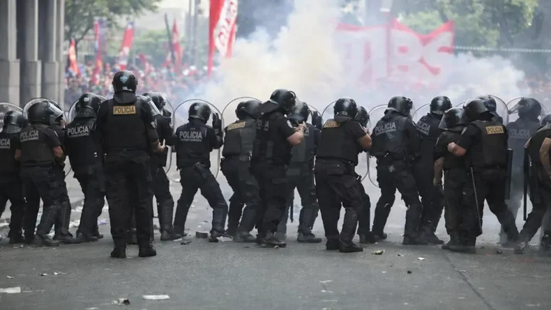 Reforma laboral: la policía reprimió la manifestación cuando aparecieron los encapuchados