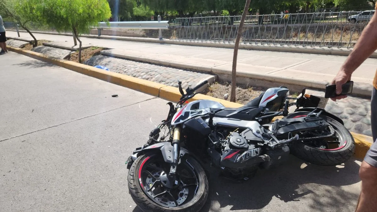 Tragedia en la Costanera: perdió el control de su motocicleta y murió tras caer a una acequia