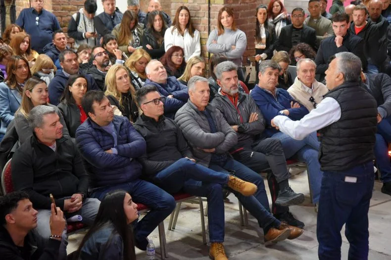 El gobernador Alfredo Cornejo junto a los intendentes radicales. Otra vez se verán las caras.