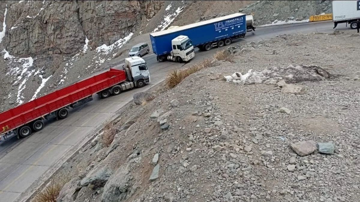 Precaución en Ruta 60 Chile: camión brasileño en tijera en la Curva 18 de los Caracoles