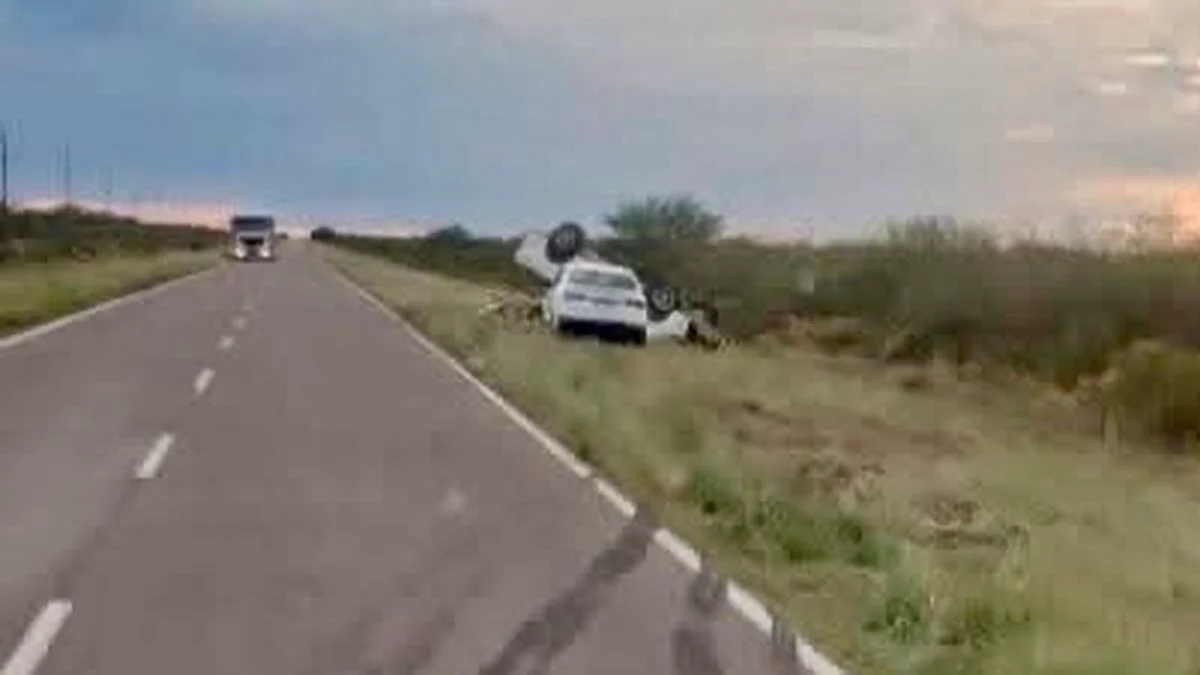 Vuelco que pudo ser tragedia: una mujer se accidentó en General Alvear por querer pasar un camión