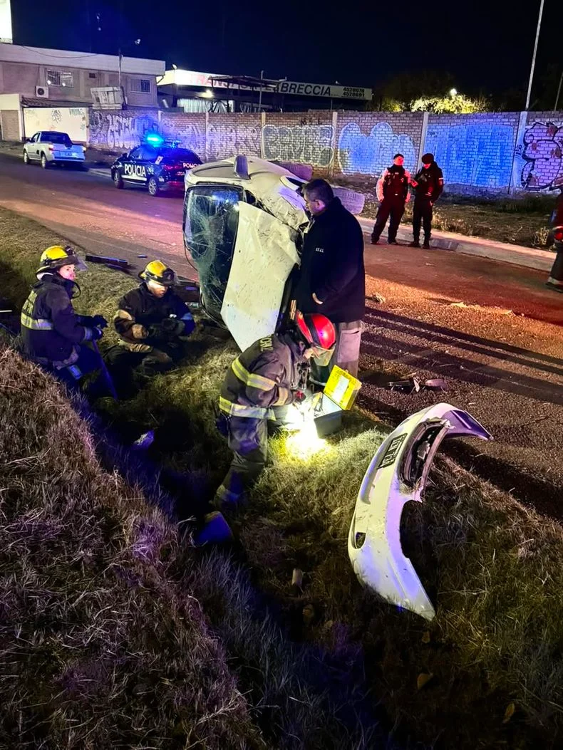 Bomberos trabajaron en el lugar del siniestro