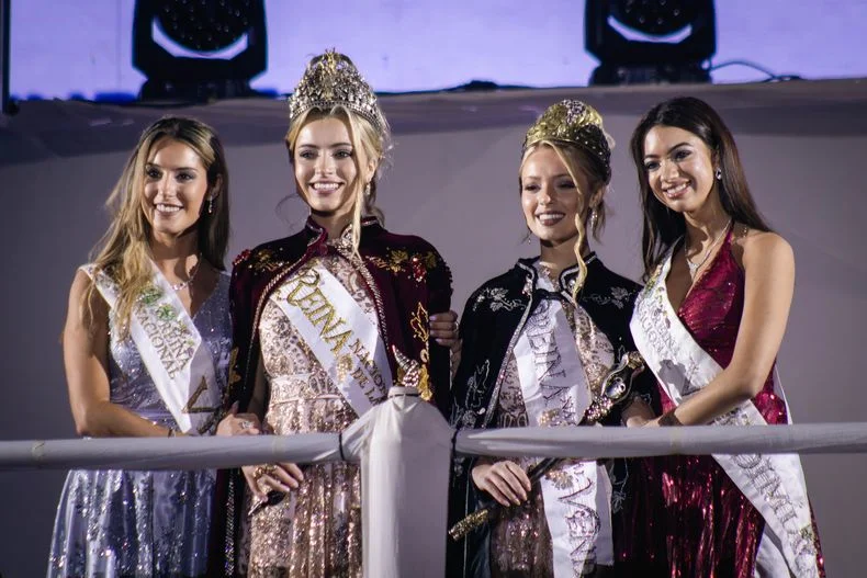 Azul Antolínez y Agustina Giacomelli recibiendo la corona de las reinas 2025.