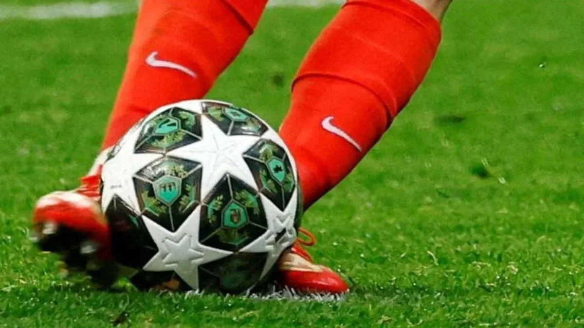 La regla que la IFAB cambió por el polémico penal de Julián Álvarez en el partido de Chamopions con el Madrid