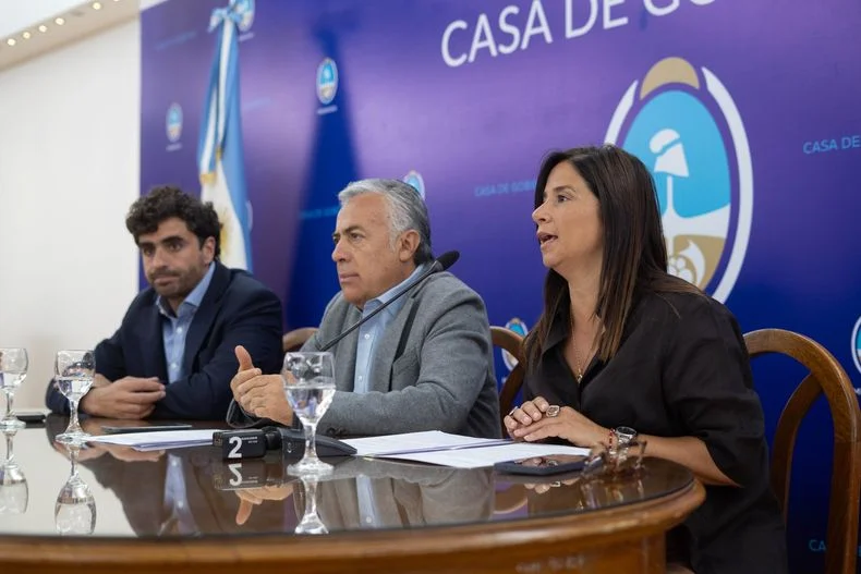 El gobernador Alfredo Cornejo tiene todo listo para el llamado a licitaci&oacute;n del Tren de Cercan&iacute;as.&nbsp;