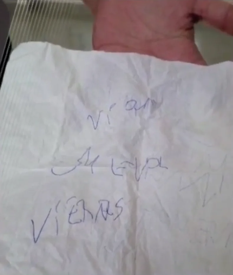 El dorso de la servilleta escrita por Evelyn, presunta víctima de abuso sexual. 