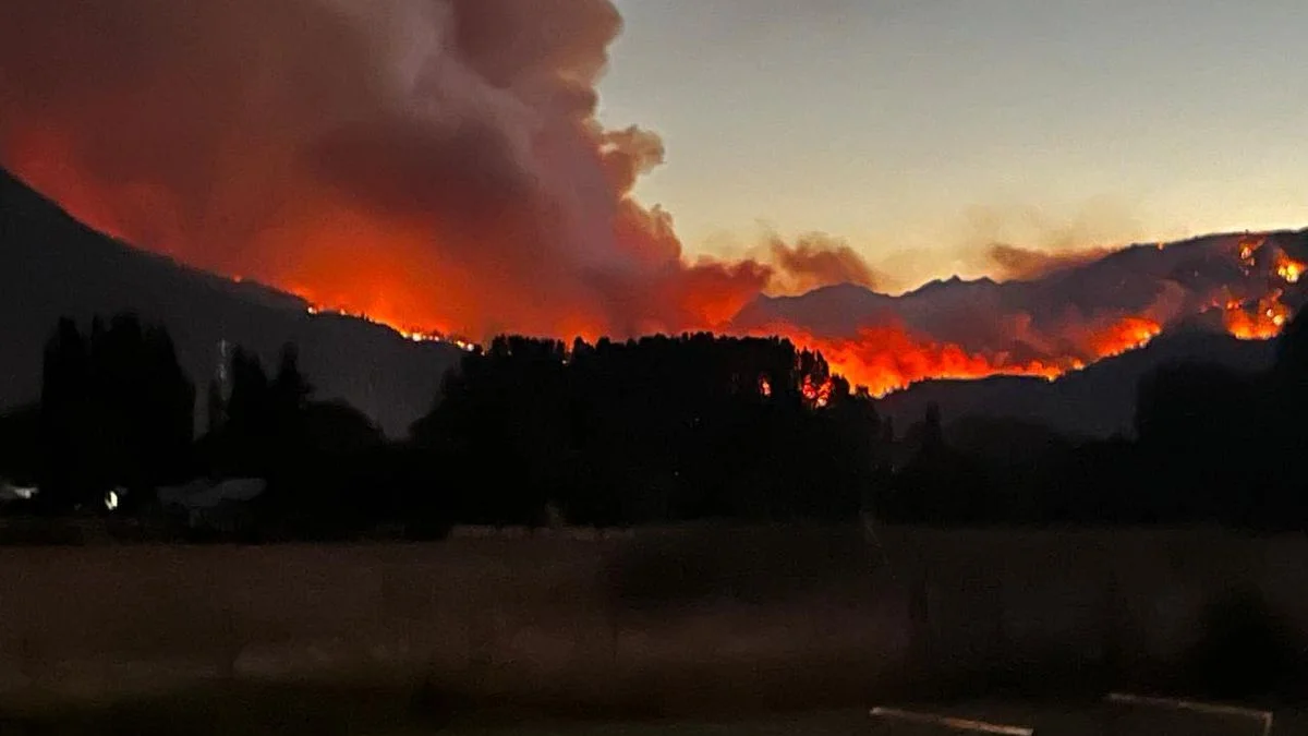 Cientos de brigadistas combaten incendios en Chubut y anuncian una recompensa para dar con los responsables