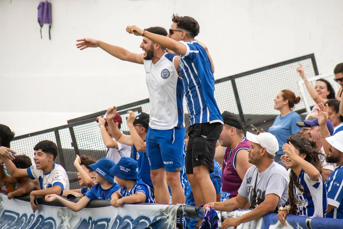 Hinchada Godoy Cruz - Tomba (13).jpg