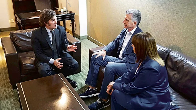 Javier Milei, Mauricio Macri y Patricia Bullrich cuando desde el Pro acordaron acompa&ntilde;ar a los libertarios.&nbsp;
