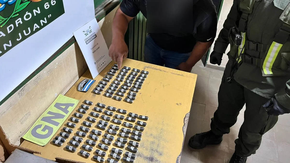 Un boliviano transportaba un centenar de cápsulas con cocaína en un colectivo que venía a Mendoza