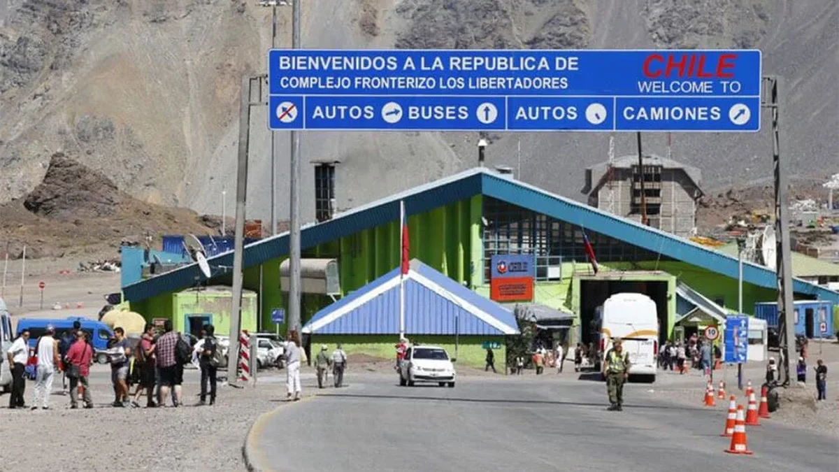 Pese a preocupación por robos a turistas, sigue el éxodo de argentinos a Chile con demoras en el cruce