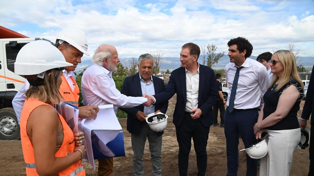 Diego Santilli llegó a Mendoza: recorrió el aeropuerto y va a inaugurar un hospital